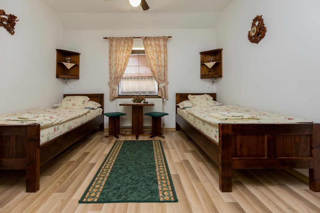 Penzion Gazdovsky Hostinec Topoľčianky エクステリア 写真